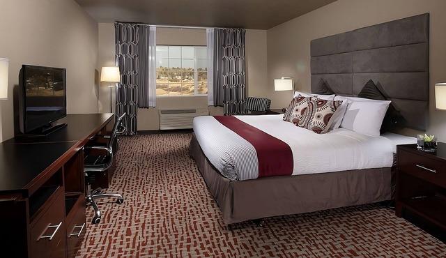 Looking for Perfect Getaway Location? Spacious Room w/King Bed, Free Breakfast