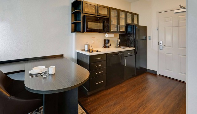 Looking for Perfect Spot to Relax? Enjoy Our Room w/Full-Kitchen, FREE Parking