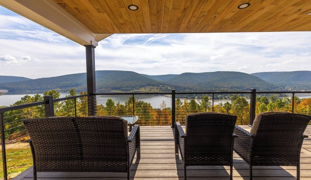 Lookout at the Lake-Overlooks Hammond Lake