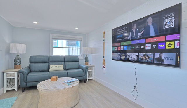 Lookout Cottage Across street from Beach and Heated Pool