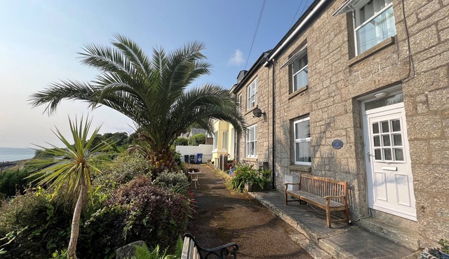 LOOKOUT COTTAGE, pet friendly, country holiday cottage in Newlyn