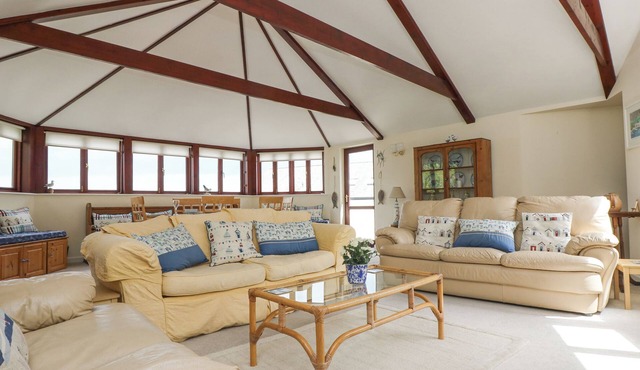 LOOKOUT, family friendly, country holiday cottage in Falmouth