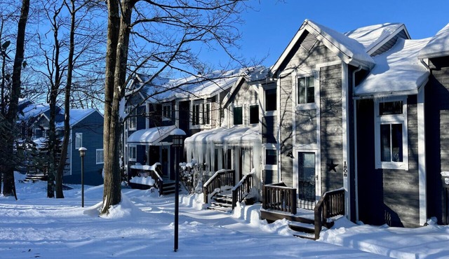 ❄️ Lookout Lodge | Mountain Views + Walk to Slopes | Cozy Fireplace