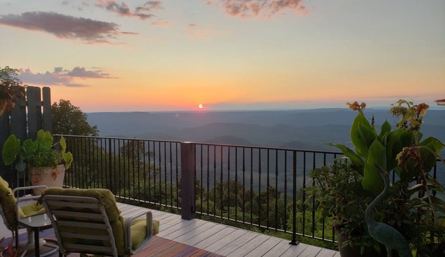Lookout Mountain Brow Home. Large Sunset Deck, Covered Hot Tub, Screened Porch.