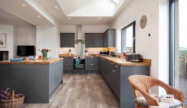 LOOKOUT NORTH - 4.5 miles from Cornhill-on-Tweed, sleeping 4