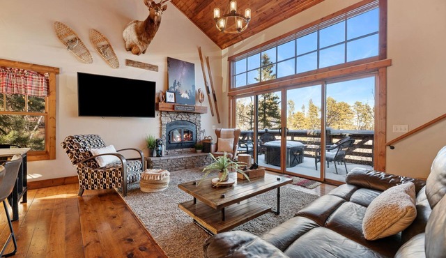 Lookout Tower- Fireplace, WiFi, Hot tub, Access to Pool!