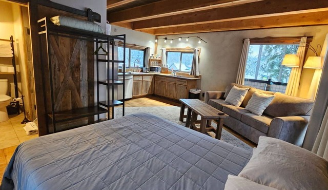 Lookout Tower: Sleeps 4- Water Views- Near Glacier