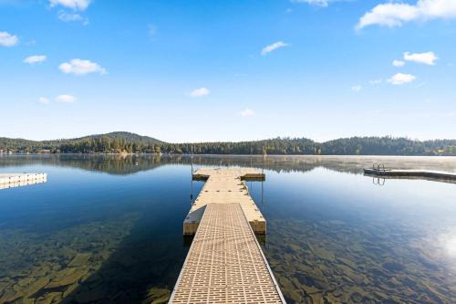Loon Lakeside Dockside Retreat