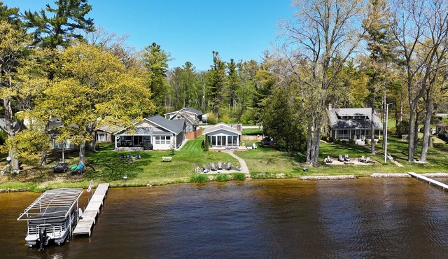 Loon Lodge - Super Cute, Lakefront, Bonfire Ring, and Private Dock!