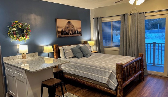 Loon's Edge Retreat -Recently Renovated, Ski, Hike, Mountain views, Pool/hot tub