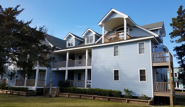 Loon's Loft: Wonderfully furnished condo centrally located. Pool.