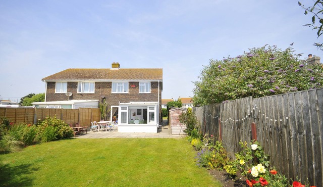 Looney Dunes, Camber - 1 min to sand dunes, 2 sunny gardens, 3 bedrooms