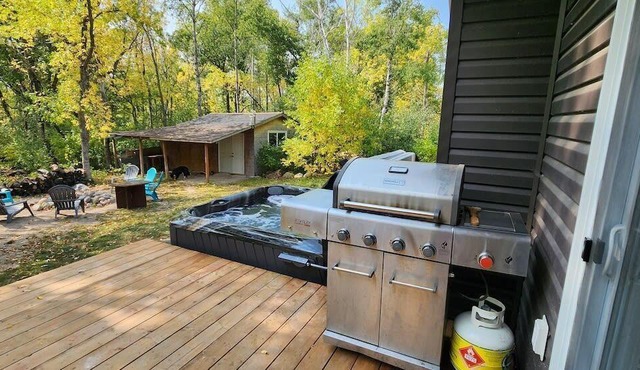 Loons Nest; Hot tub & 5 min walk to the lake/beach