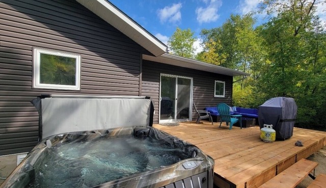 Loons Nest: Hot Tub, short walk to the lake/beach, 5 min drive to Grand Beach