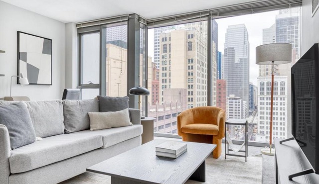 Loop 1BR w Gym Pool Lounge 1 block from L CHI-599
