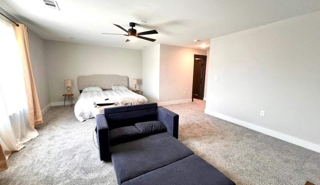 Loop, New Luxurious Large 3BR, Sleeps 9 + Parking