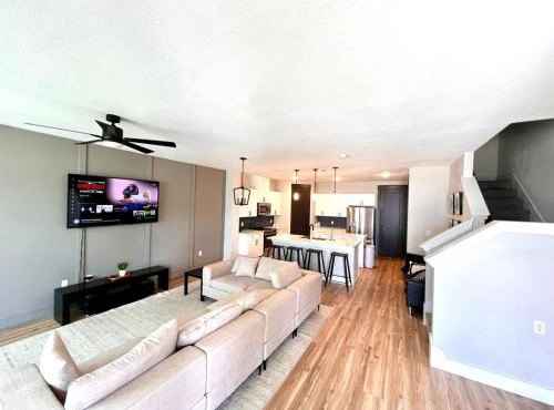 Loop, New Luxurious Large 3BR House, Sleeps 11 with Free Parking