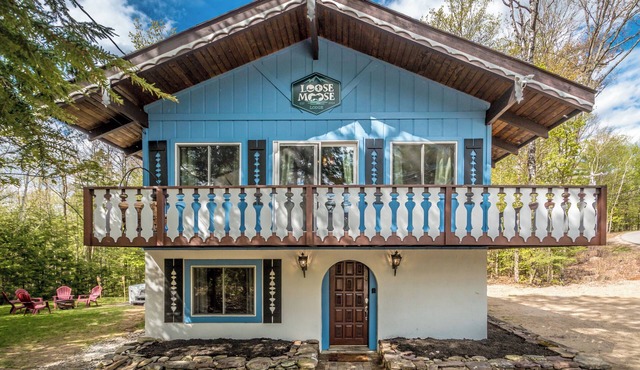 Loose Moose Lodge – Family chalet, fireplace, ski!