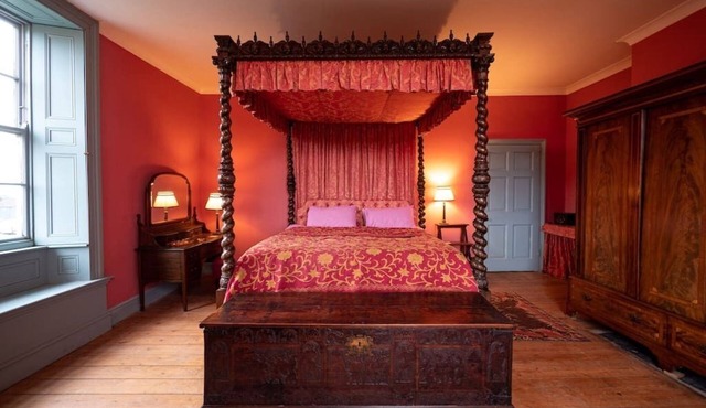 Lord of the Manor Suite: Sleeps up-to 3