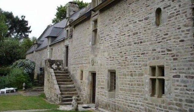 Lordship of 17 ° of character, in a large enclosed garden with trees