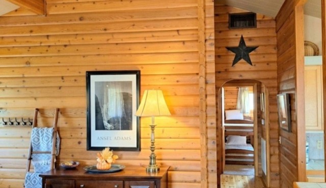 Lorel’s-Lake Area; Fenced for PETS; Mins to Downtown Rogers-Marina-Bike Trails