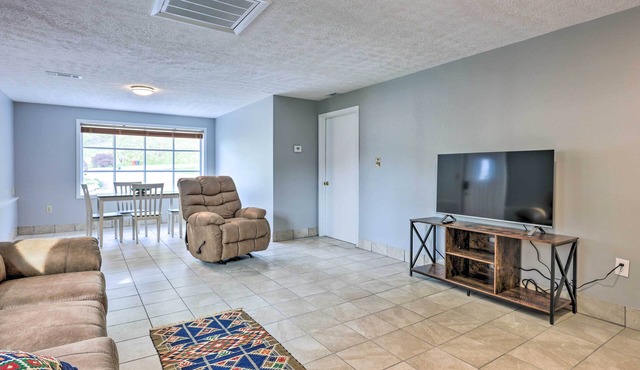 'Loretta' Sun-Kissed Apt on Country Music Hwy