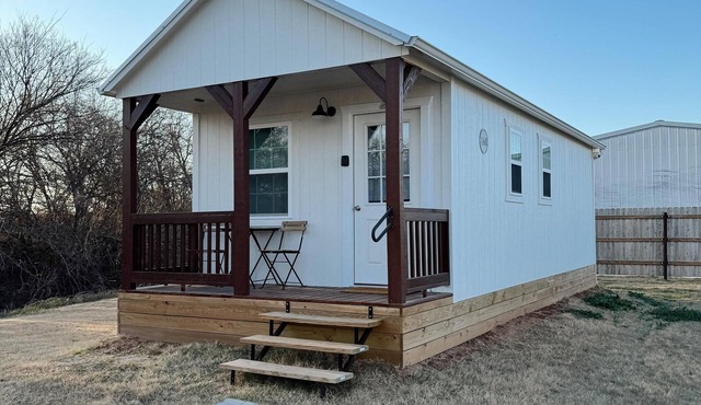 Lori - Fully Furnished 4 Person Cottage for short or mid-term stays