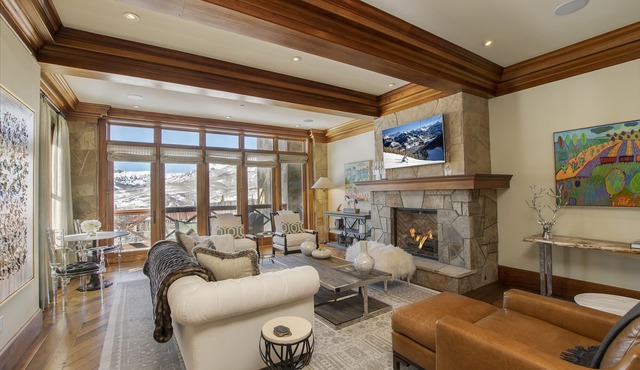 Lorian 4 Luxurious Ski-In Ski-Out Resort Condo - 4Bd, 3.5 Ba - Sleeps 12