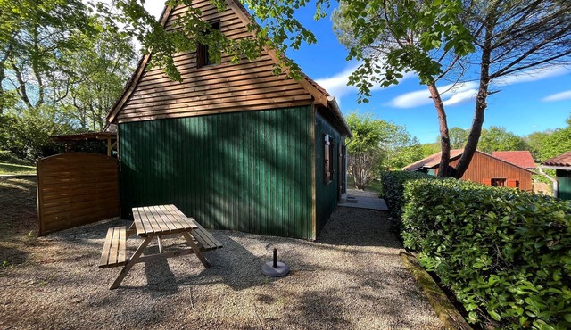 Loriot, Wooden cottage at Hameau Des Laurières