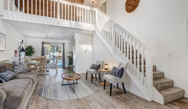 Lorraine Loft! Hot Tub & Game Room & Fire Pit