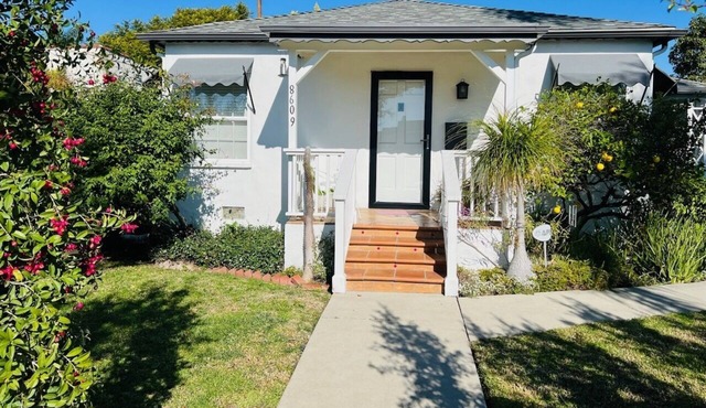 Los Angeles 1 bedroom/1 bath bungalow house