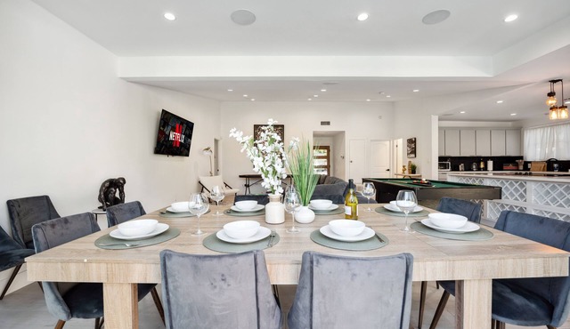 Los Angeles 4-BR Home, Pool, BBQ, Sleeps 10