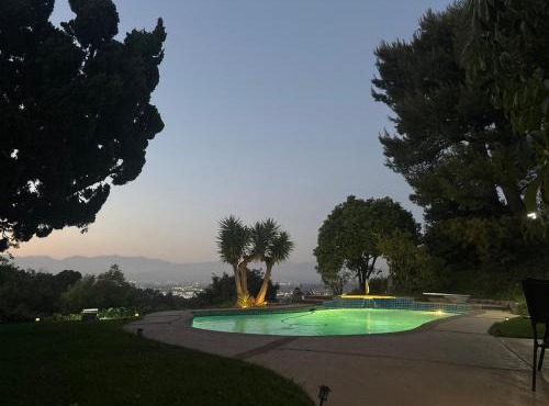 Los Angeles - Centrally located between Disneyland Universal Studios Beverly Hills and Downtown LA Most ideal city to stay with stunning views and heated jacuzzi