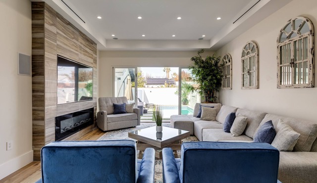 Los Angeles luxury Vila Monthly