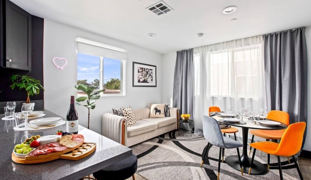 Los Angeles Oasis with Jacuzzi Fireplace and Parking
