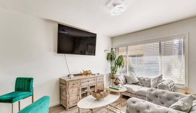 Los Angeles Townhome: Off-Street Parking & Balcony