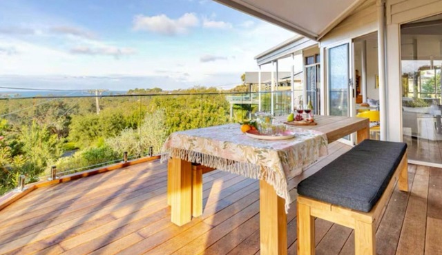 Los Anglesea - With stunning 180- degree views from the ocean to the forest!