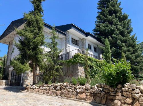 Los Cedros, gran chalet con piscina en Navacerrada