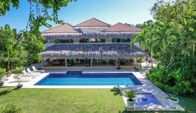 Los Ensueños: Dream villa near beach w/pool, Jacuzzi, housekeeper & golf cart