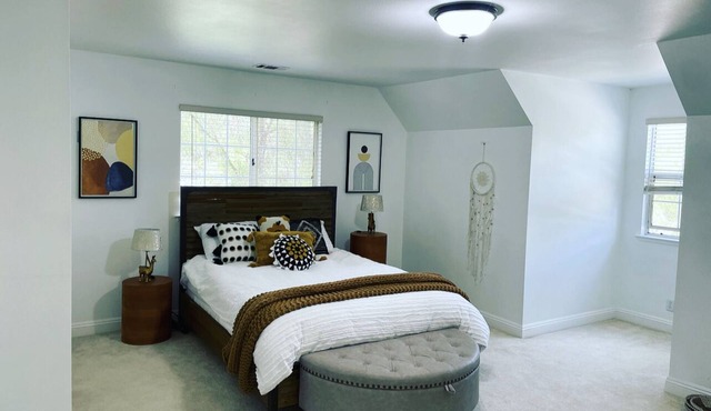 Los Olivos Stunner! Walk downtown, cowboy pool, hot tub, fire pit