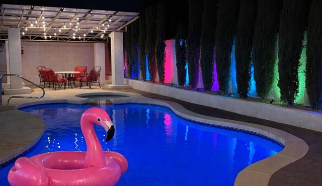 Los Pinos RetreatnAmazing home with private sparkling pool and in ground jacuzzi