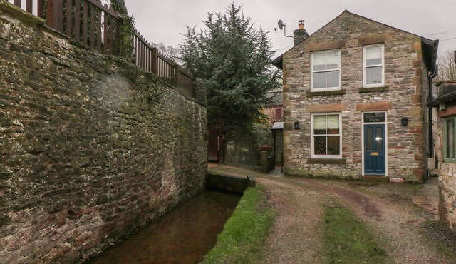 LOSEHILL VIEW, with open fire in Castleton