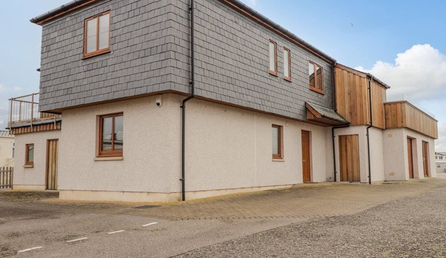 LOSSIEMOUTH BAY COTTAGE, family friendly, with pool in Lossiemouth