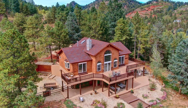 Lost Antler Lodge - 3 acres/hot tub/fire pit/close to town
