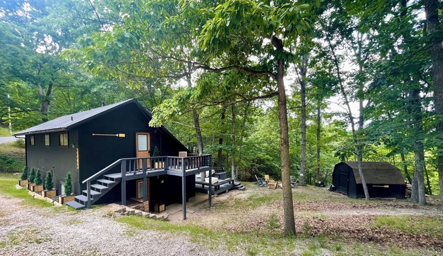 LOST CAVE COTTAGE. Easy boat parking, BoHo decor, tons of deck space, and a CAVE