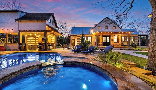 Lost Creek Lodge - Resort Style Pool & Sleeps 20