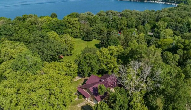 Lost in Boji Cottage off West Lake Okoboji