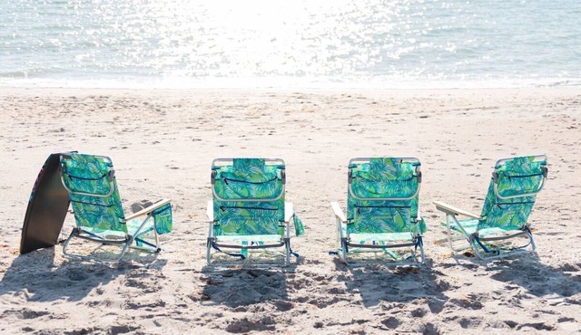 "Lost Loon" Oceanfront Cottage by Roxy Rentals