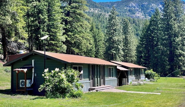 Lost River Resort Studio Cabin #1 Dog friendly, Close to North Cascades!
