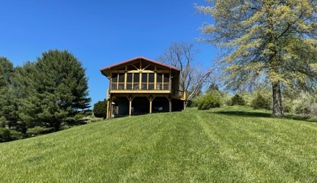 Lost River Swiss Cottage/10 acres/Private Dog Park/Streams